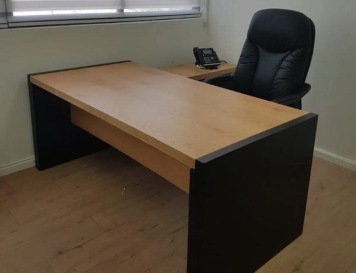 שולחן משרדי למנהלים דגם M - עיצוב קלאסי