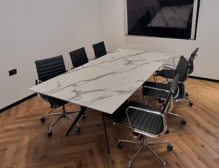 שולחן לחדר ישיבות דגם CASA עם אביזר